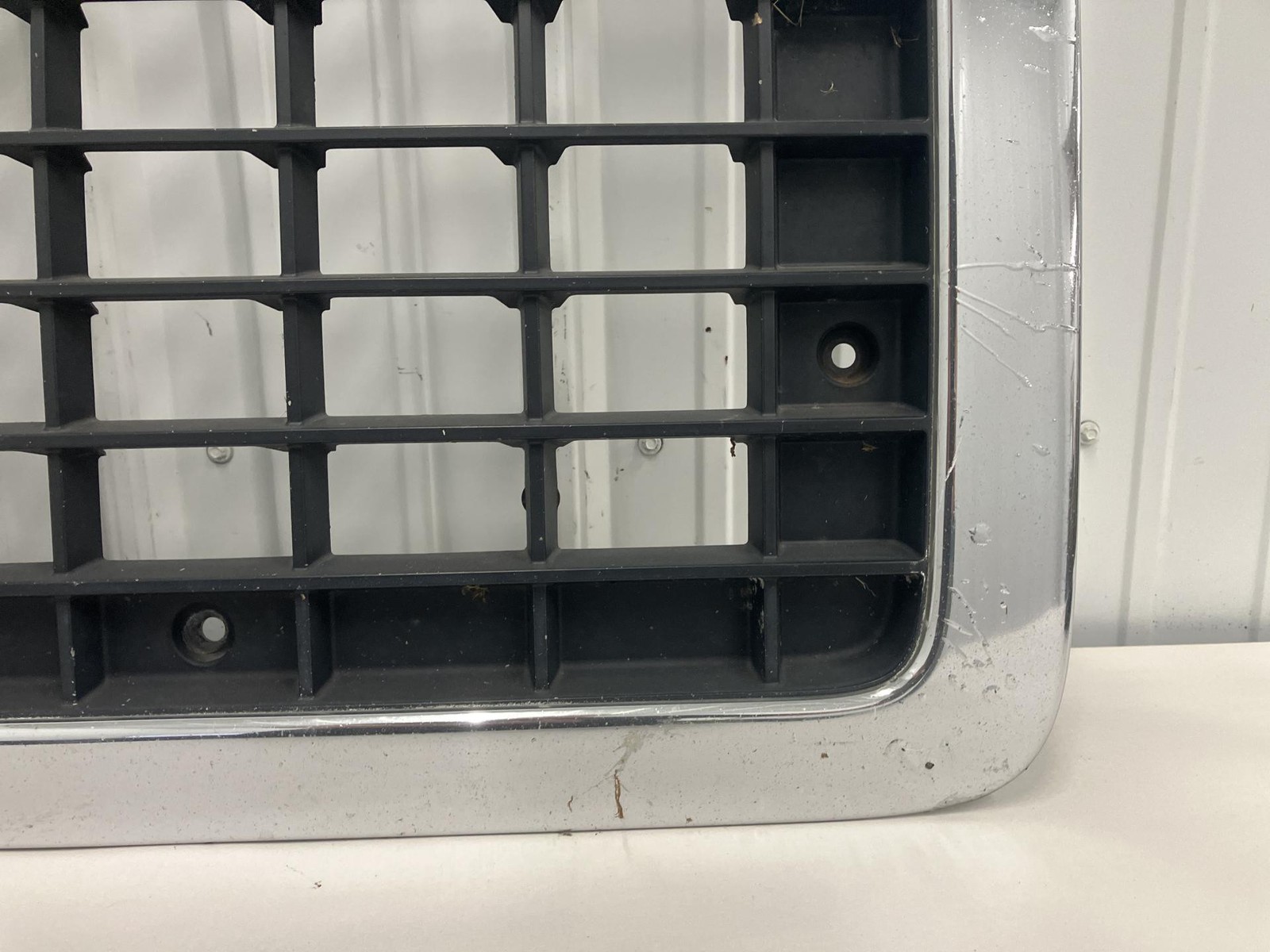 2003-2017 Volvo VNL Grille - Used