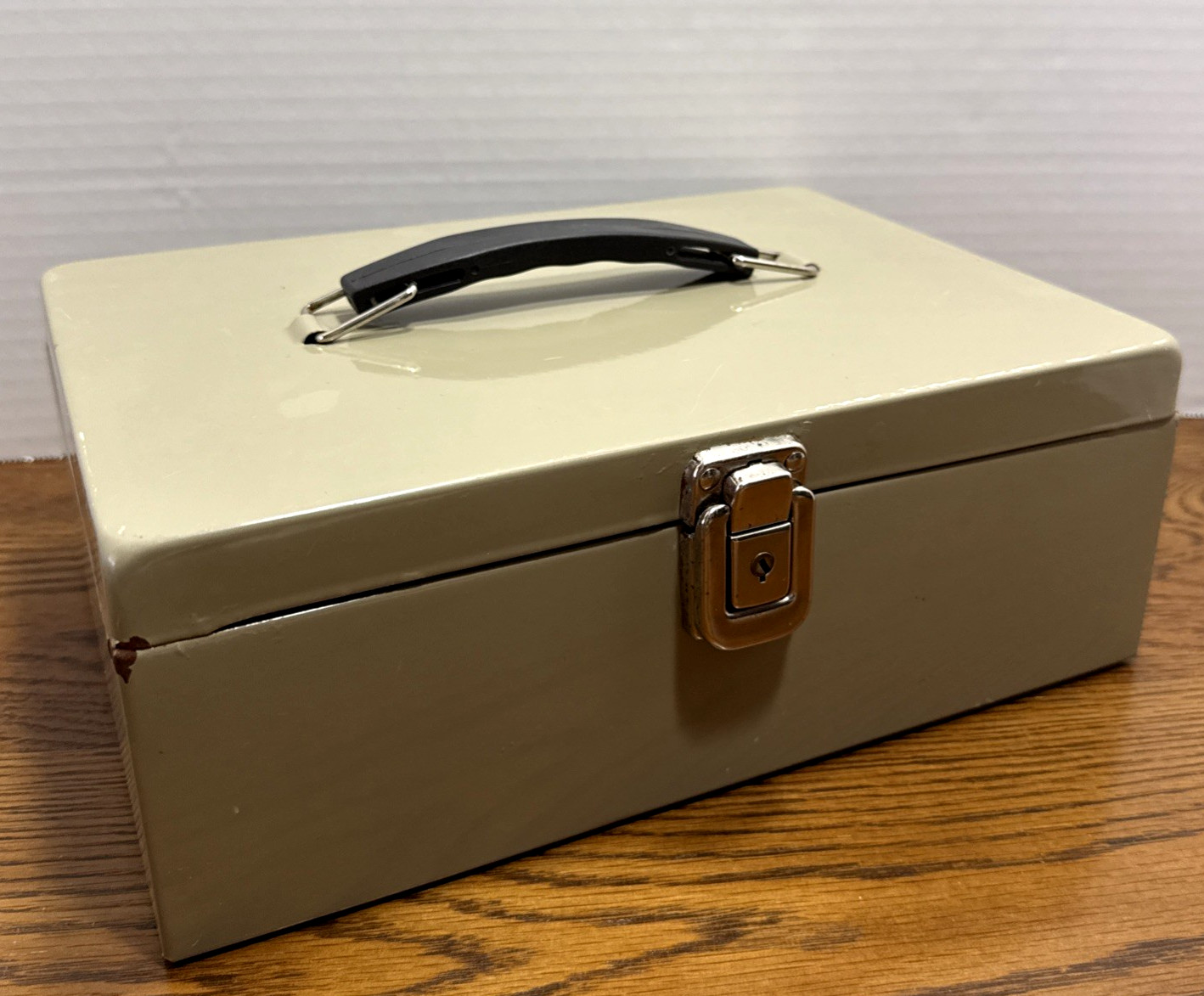 Vintage Beige Metal Lock Box Cash Box 11” x 7.75” x 4” With Two Key Storage