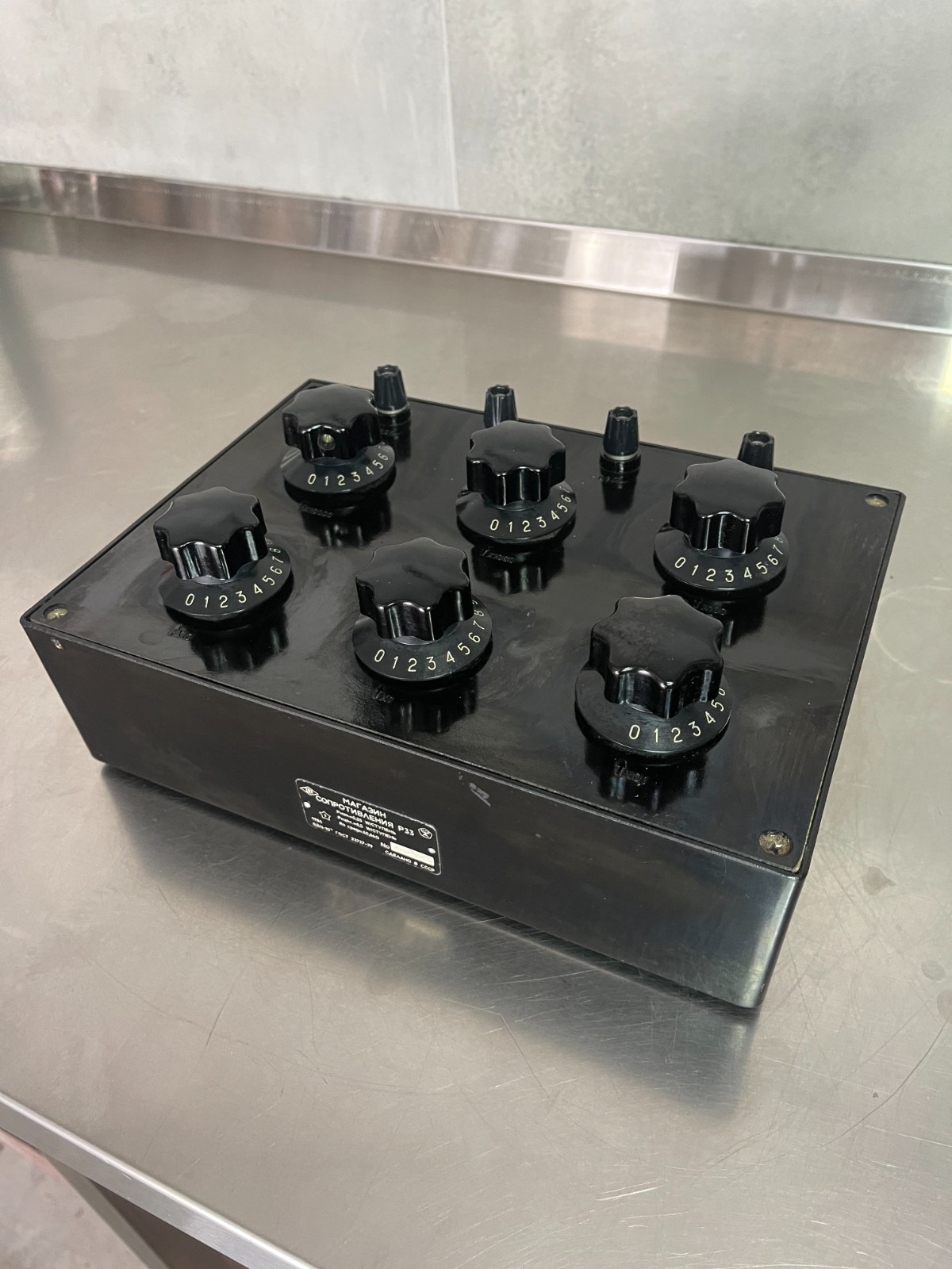 0  0.1 1 10 100 1000 10000 100000 Ohm kOhm decade resistance standard box