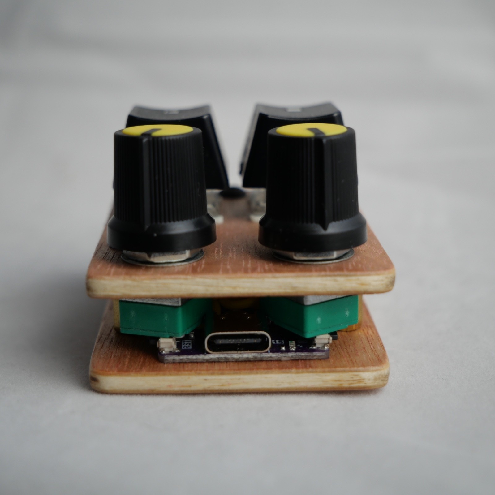 madMidiMini Compact Midi Controller with 2 Note Buttons 2 Potentiometers and LED