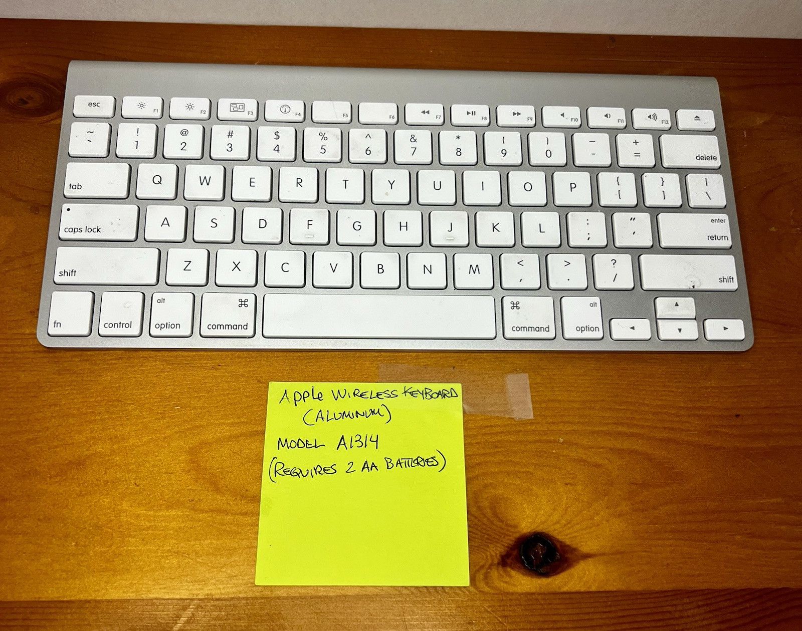 Apple Mac A1314 Wireless Keyboard Silver & White Fully Working Good Condition