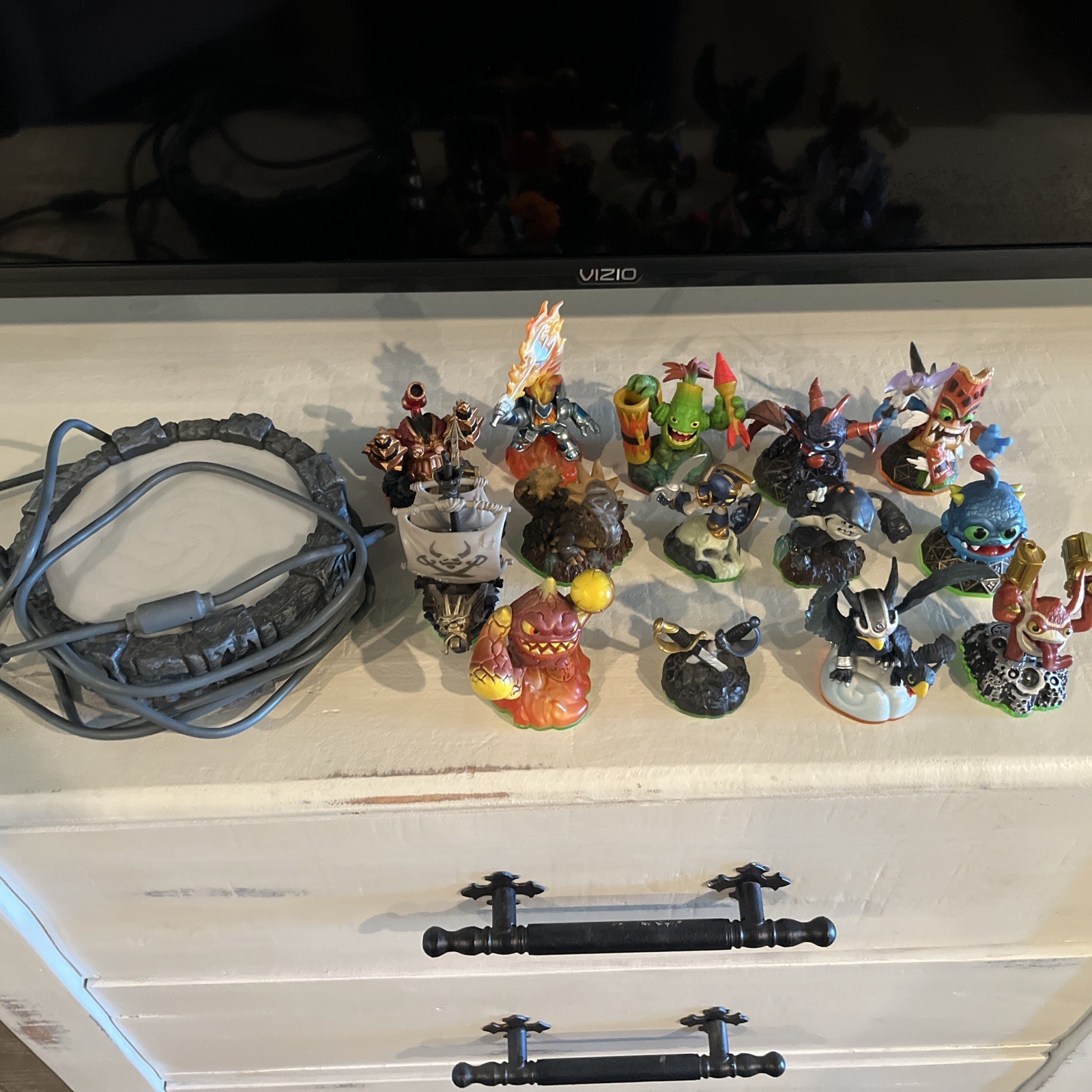 Skylanders Lot  Lot Of 16 And Base. 2 In Last Picture Are Broke But Still Work.