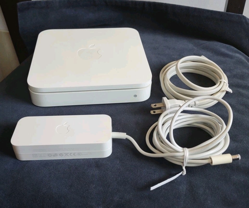 Apple AirPort Extreme Base Station Model A1143 Wireless Router Excellent Working
