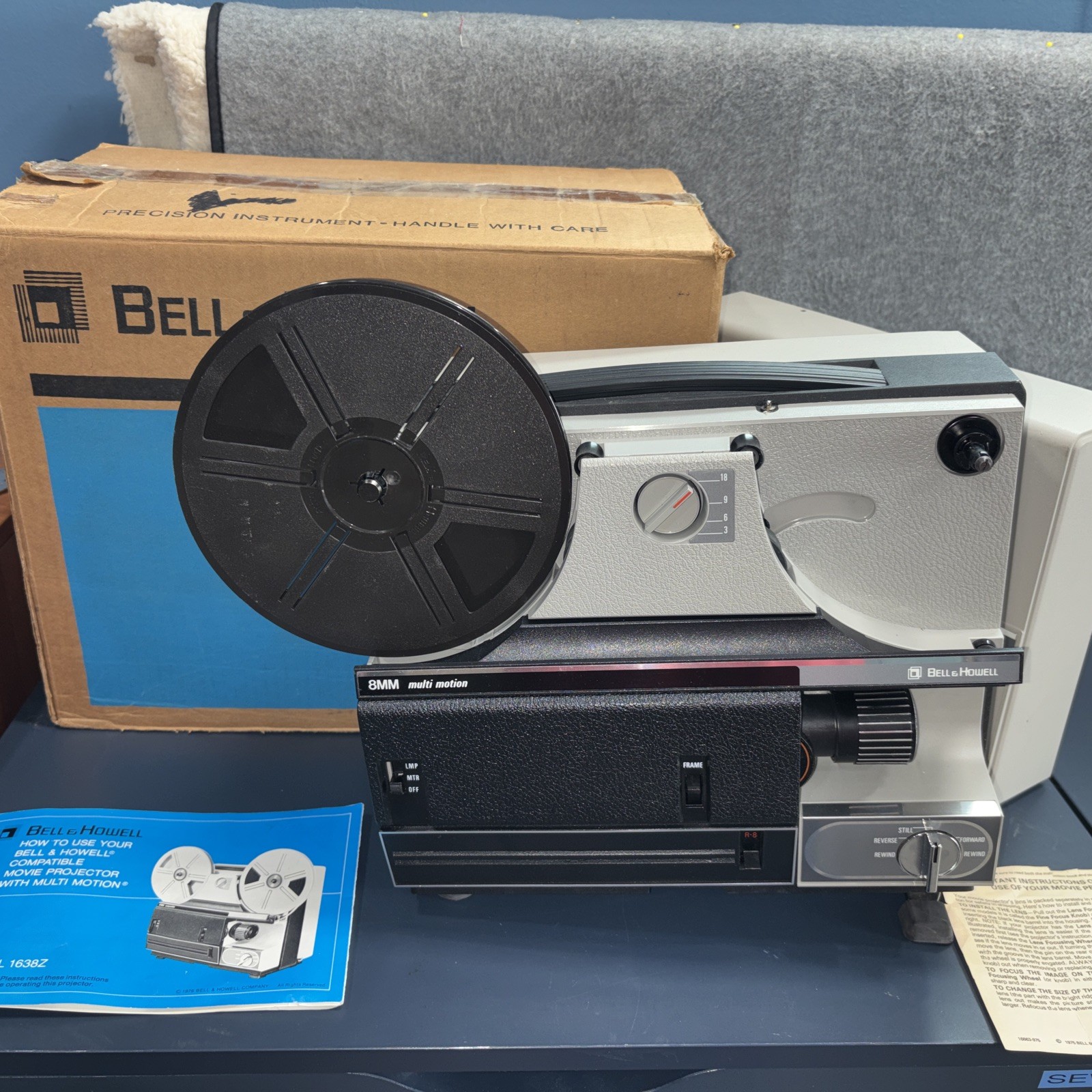 BELL & HOWELL MODEL 1638Z SUPER 8/Reg 8 MOVIE PROJECTOR MULTI MOTION 1976 w box