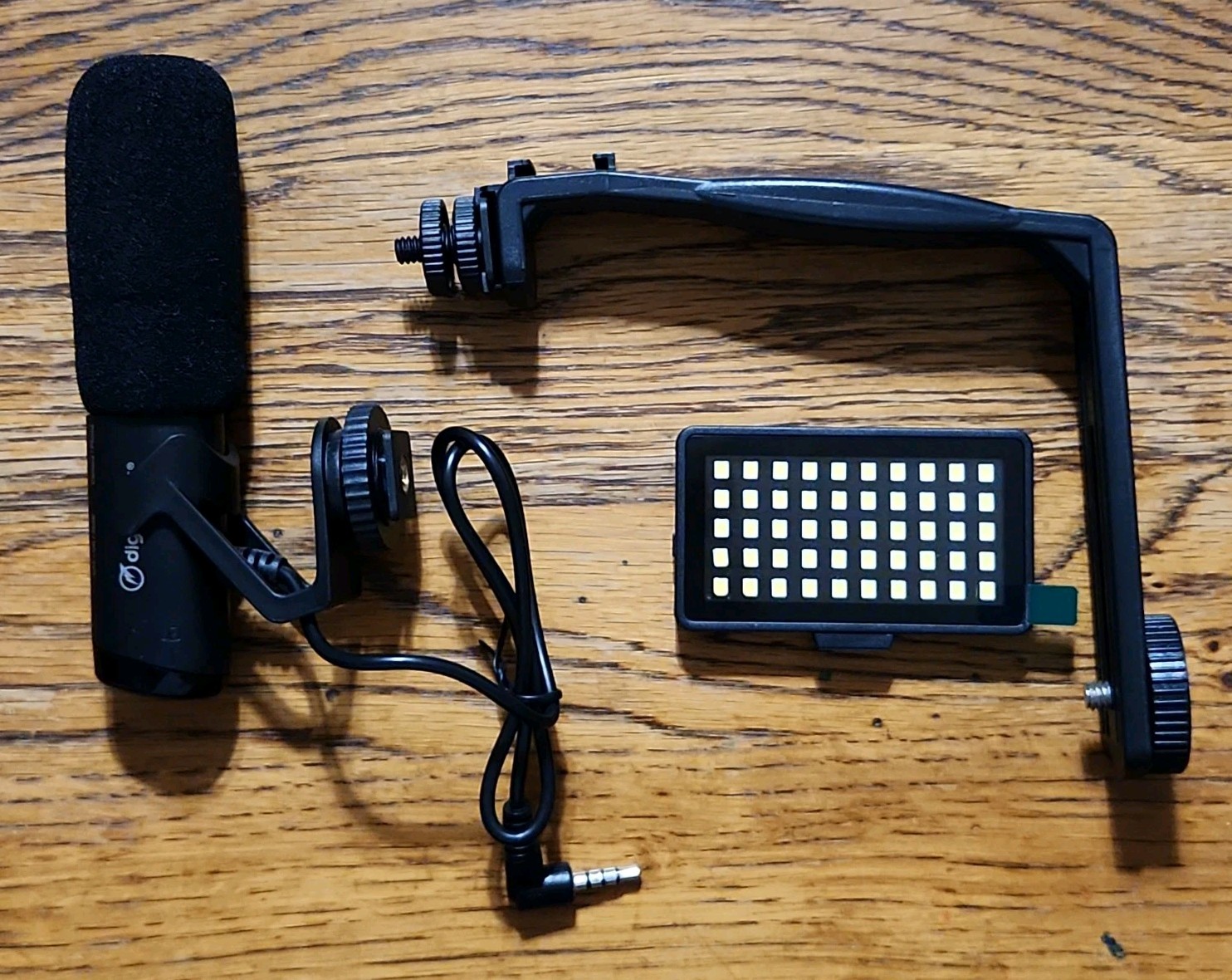 Digipower - Content Maker Essential Vlogging Kit w/ Light, Microphone, Tripod