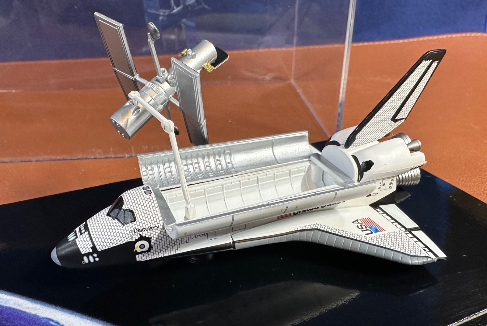 Dragon Wings Premiere Collection 1/400 Space Shuttle Discovery w/Hubble