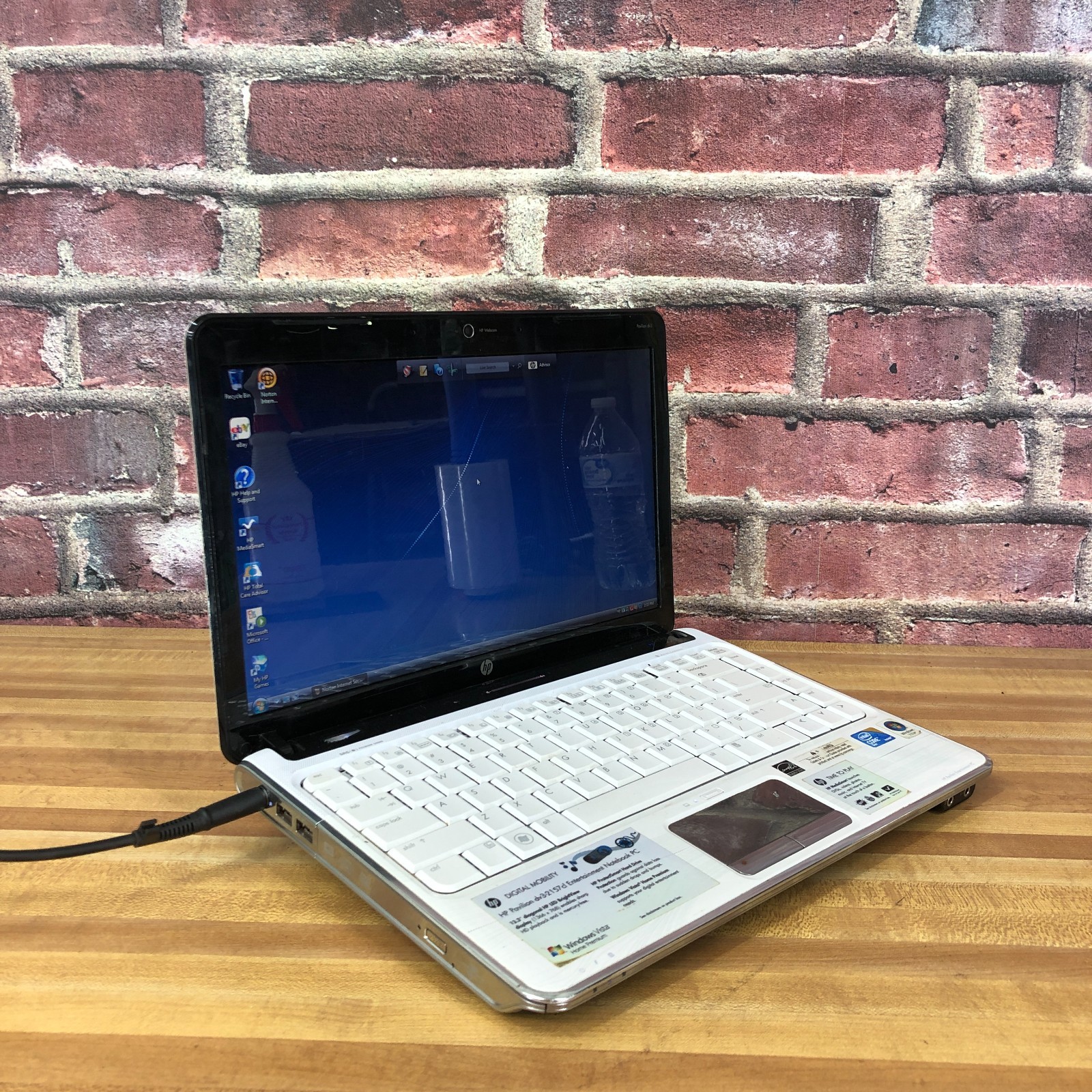 HP Pavilion dv3 Retro Gaming Laptop Core 2 2.10GHz 4GB RAM (Windows Vista)