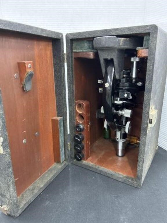 WINKEL-ZEISS GOTTINGEN Microscope NR 71110 in case