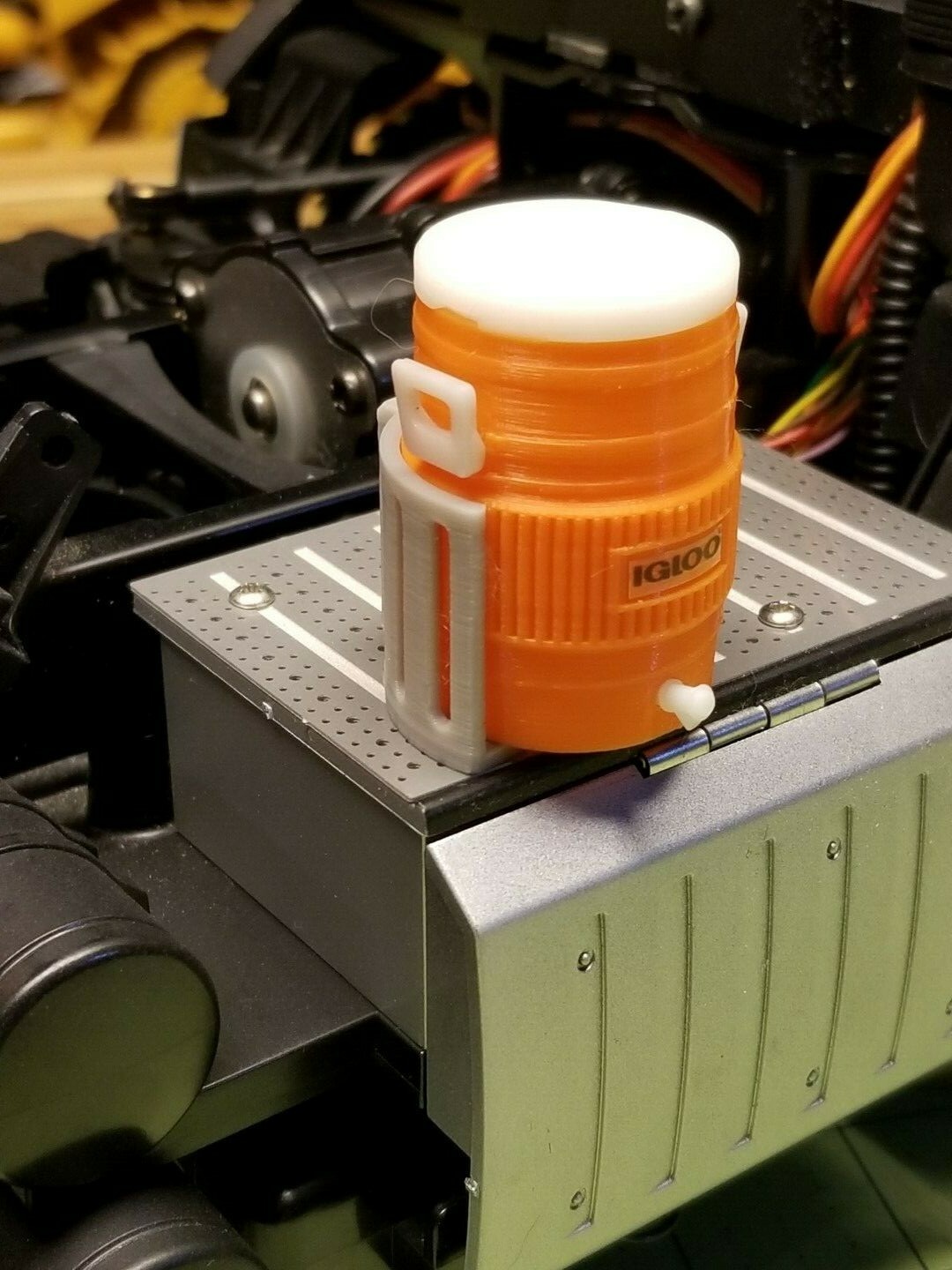 Miniature Igloo Cooler with Mount at 1/10 or 1/14 Scale
