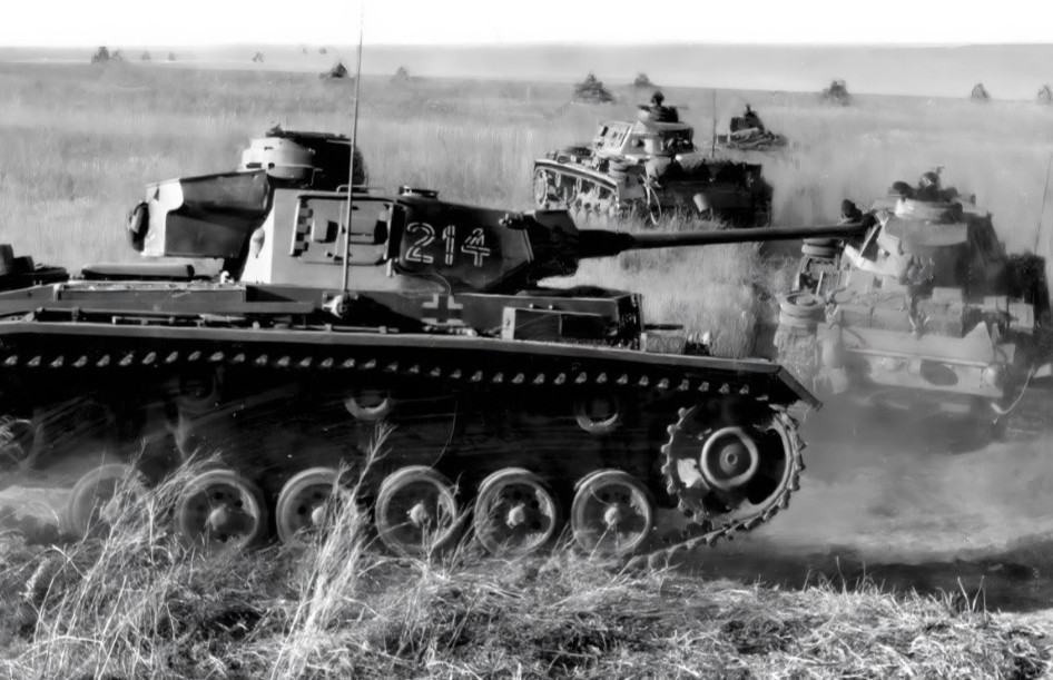 WW II - Photo --  German ----  Panzer Tank III On The Move Eastern Front