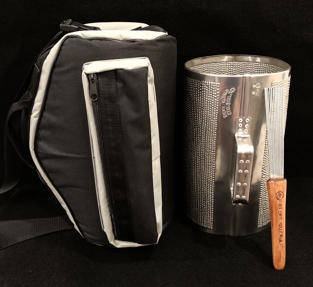 GUIRA PROFESIONAL DOMINICANA 24”X 13” CON ESTUCHE Y GANCHO INCLUIDO