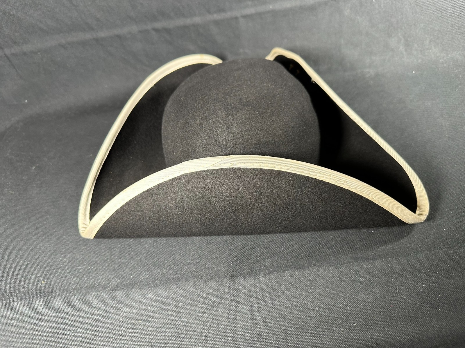Colonial Type Revolution War Hat size 7 1/4 with insignia