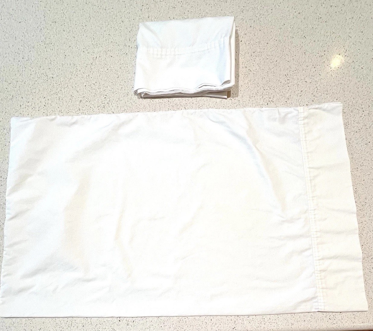 Home Trends 2 Ivory Pillowcases Standard/Queen 20x32 Pre-own