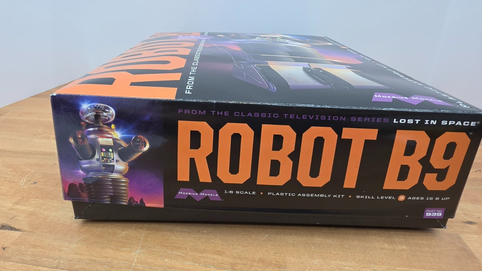 Mobius 1/6 Robot B9 from Lost in Space