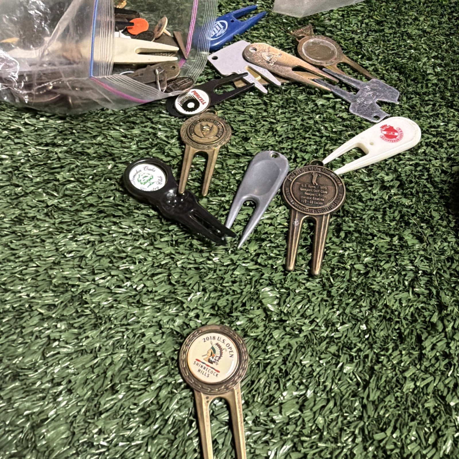 Divot And Ball Markers Set