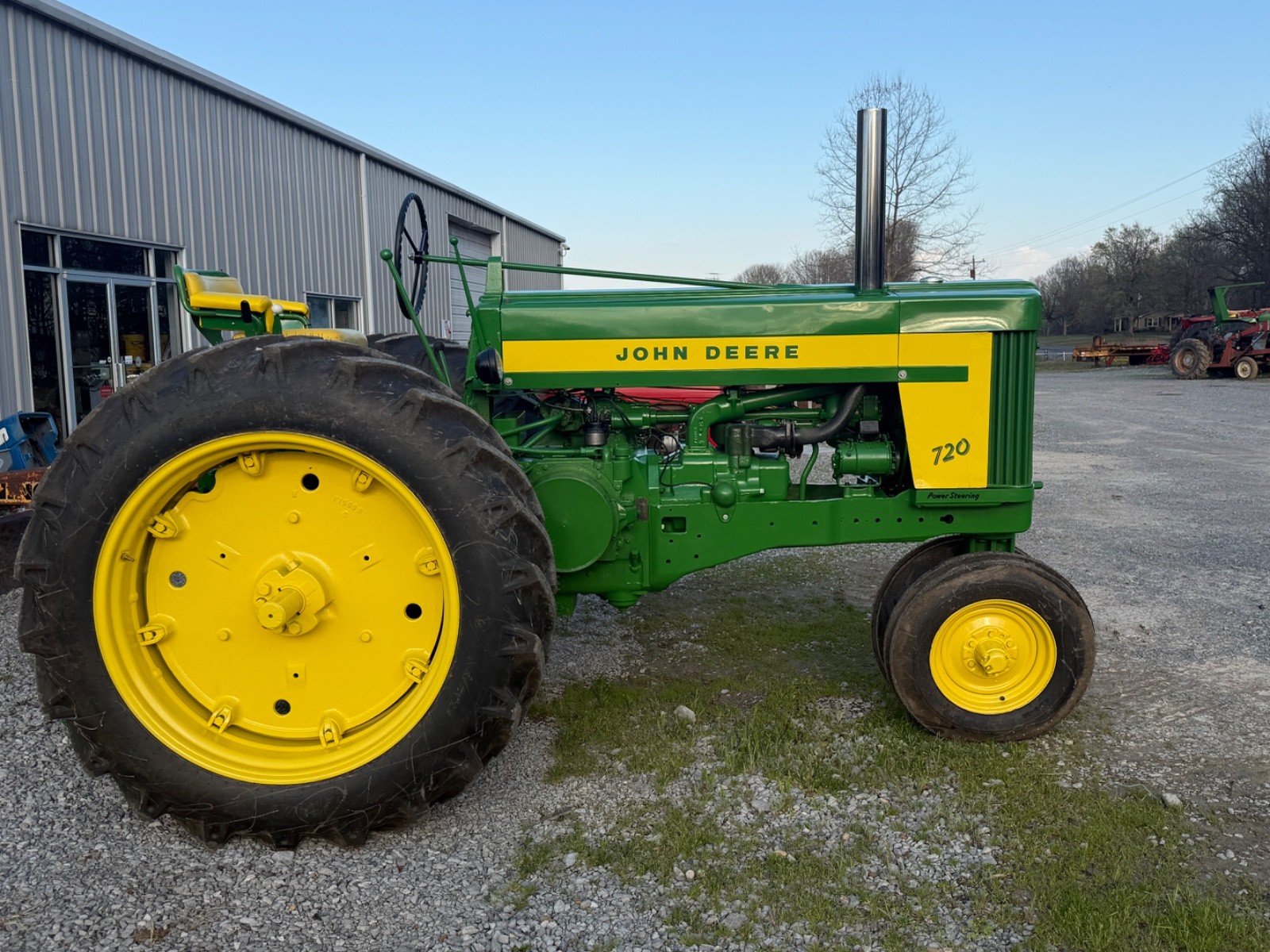 720 JOHN DEERE TRACTOR 881 HRS