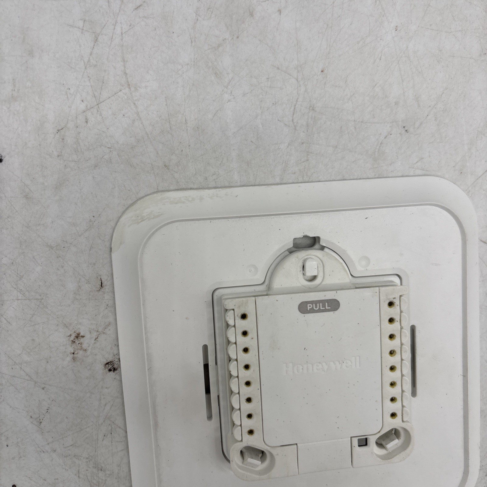 Honeywell TH1110D2009 Thermostat With Mounting Plate