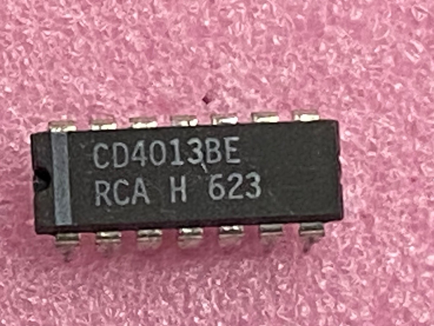 RCA CD4013BE dual D-type flip flop Integrated Circuit