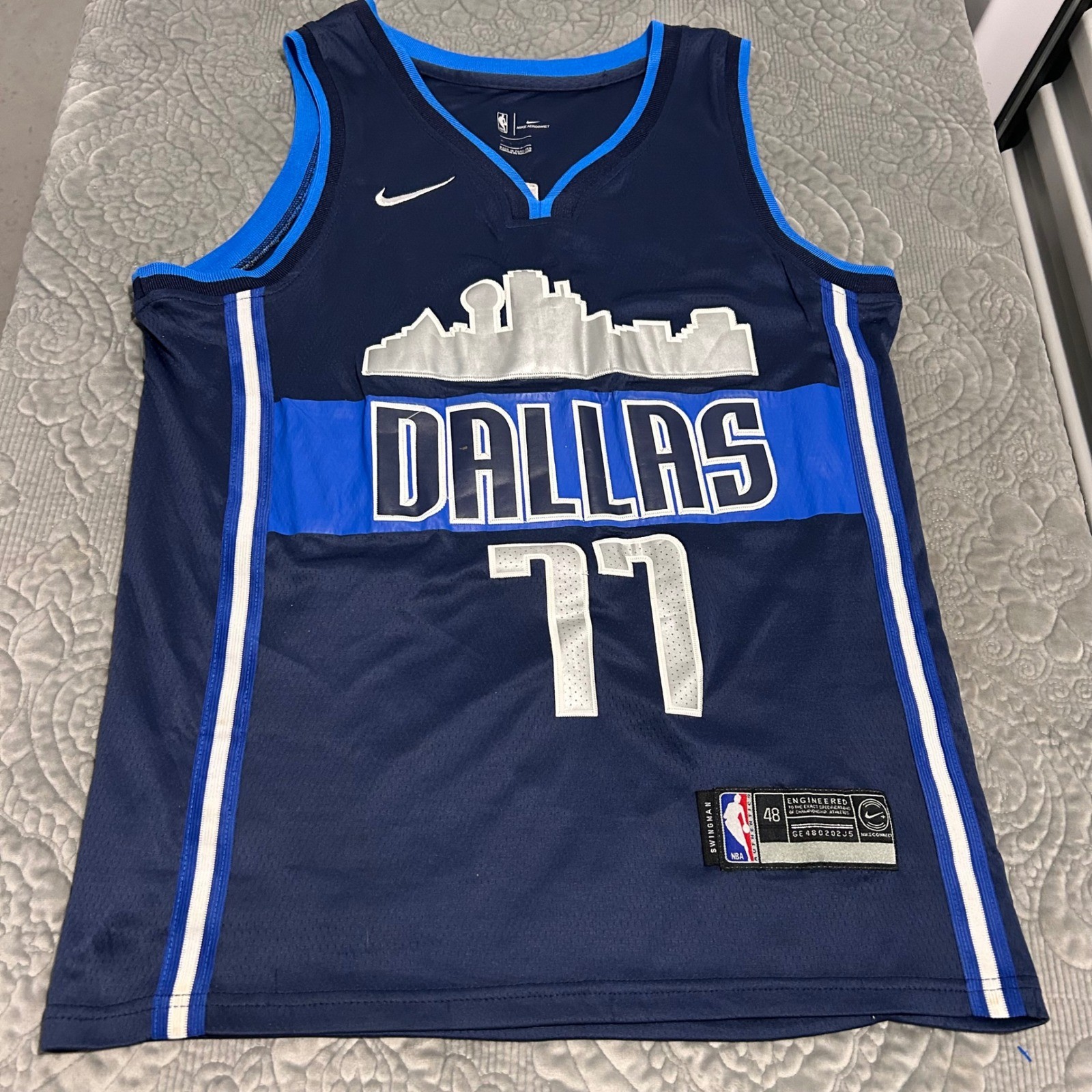 Nike Dallas Mavericks Luka Doncic 77 City Edition Swingman Jersey Mens 48 Navy