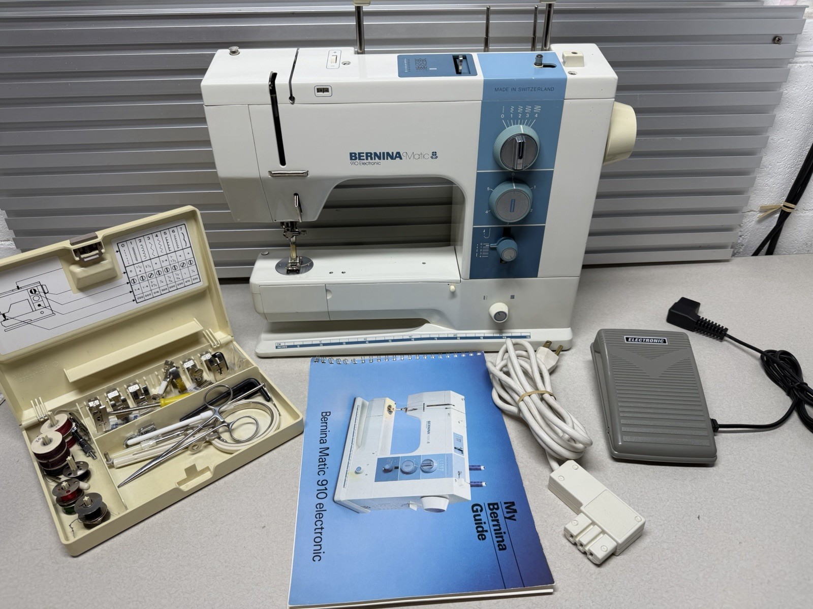 BERNINA MATIC 910 ELECTRONIC SEWING MACHINE w/ extra Feet - WORKING