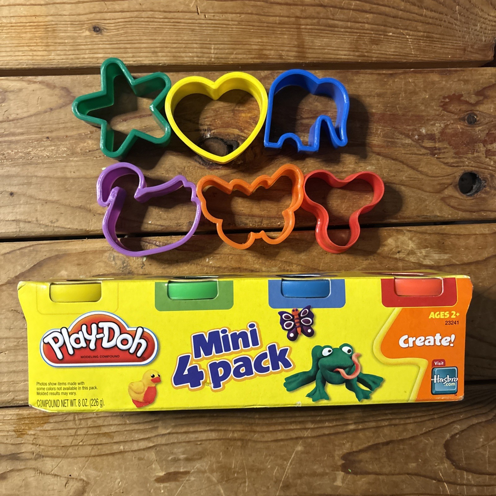 Vintage PlayDoh Mini 4Pack Unopened 2005 Yellow Green Blue Red + 6 Plastic Molds