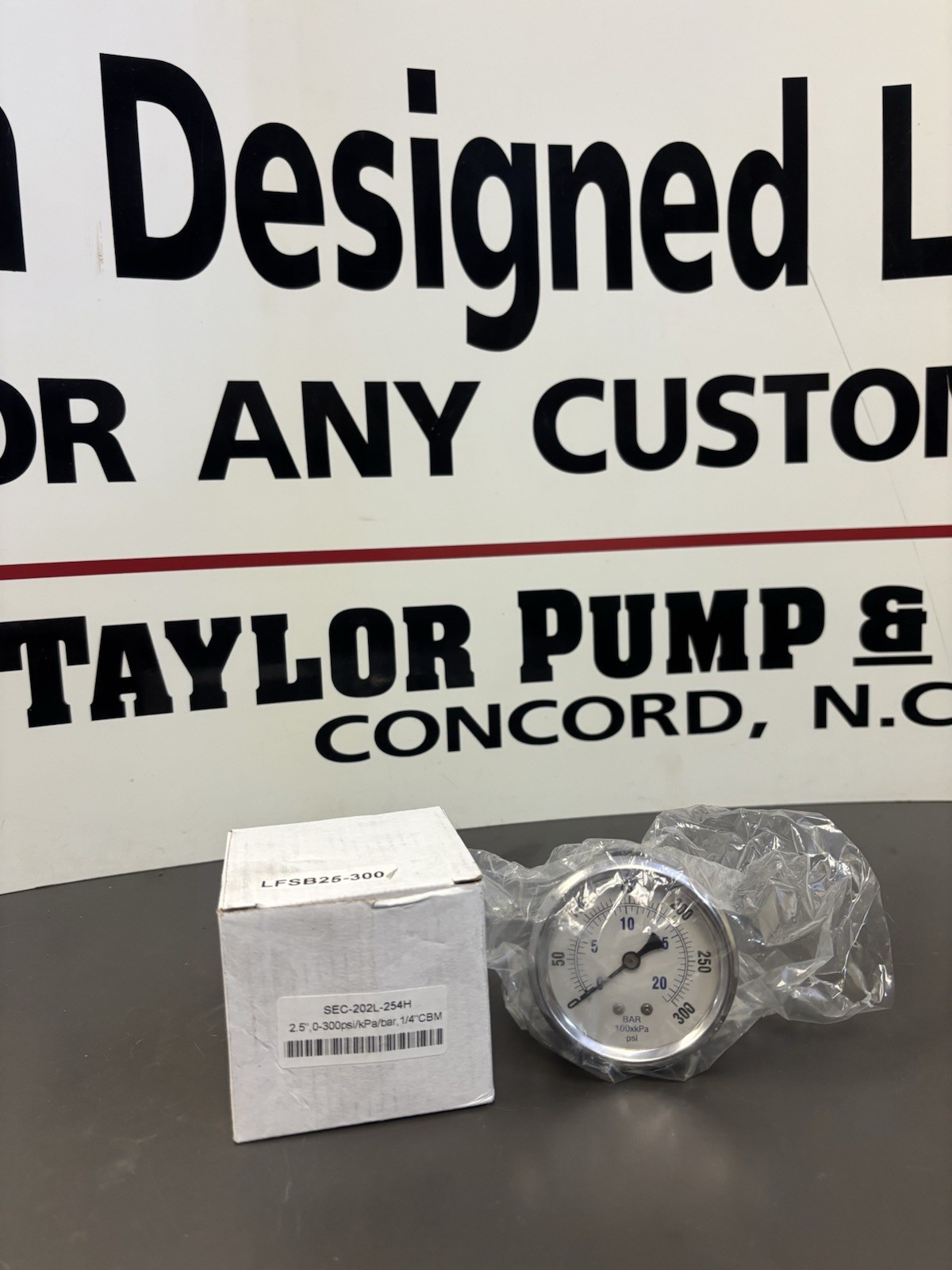 New PIC Pressure Gauge, SEC-202L-254H, Glycerin Filled, 0-300PSI, 1/4" Threads