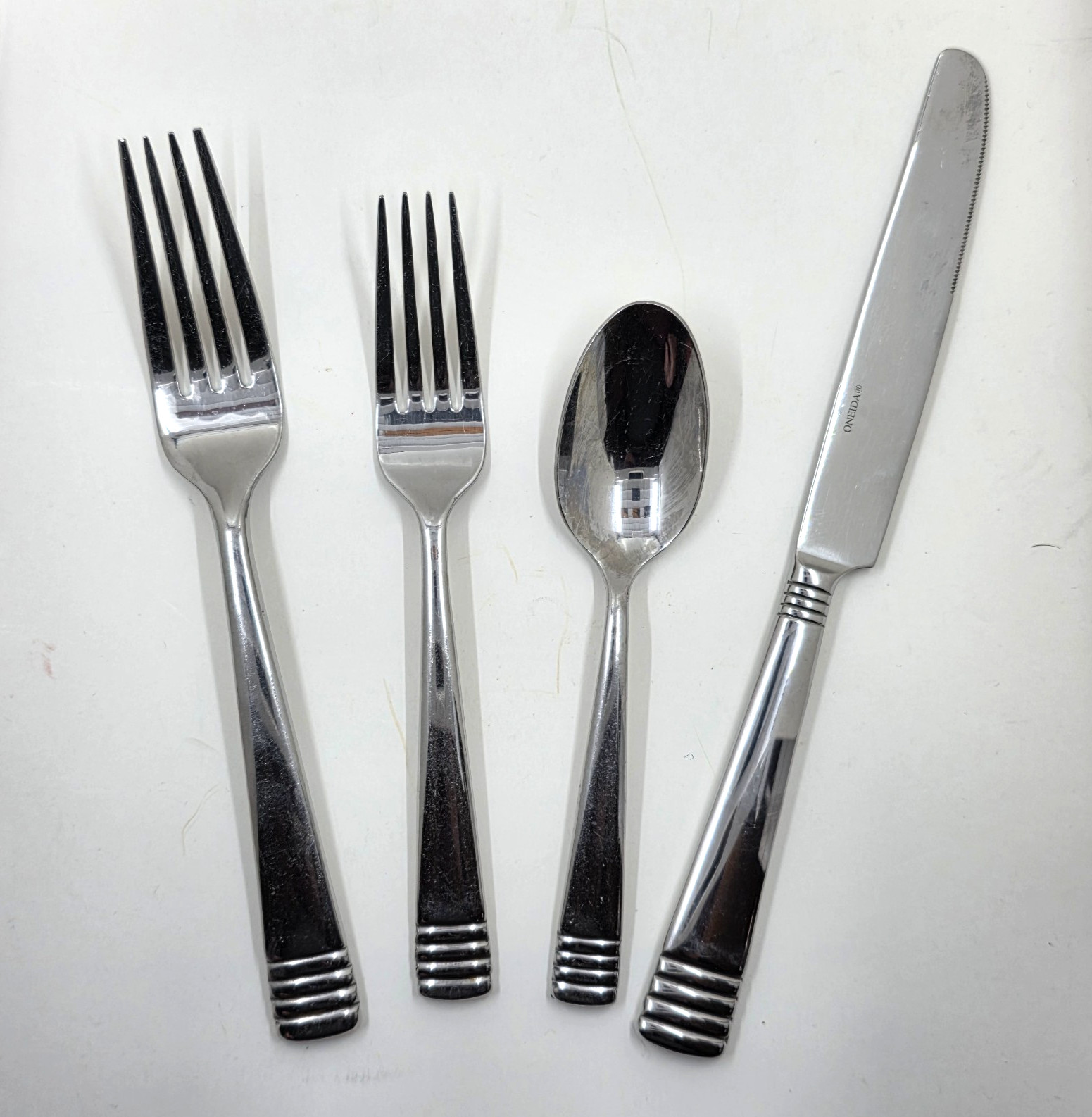 Oneida Culinaria Stainless Silverware Flatware Set of 4 Banded Tip