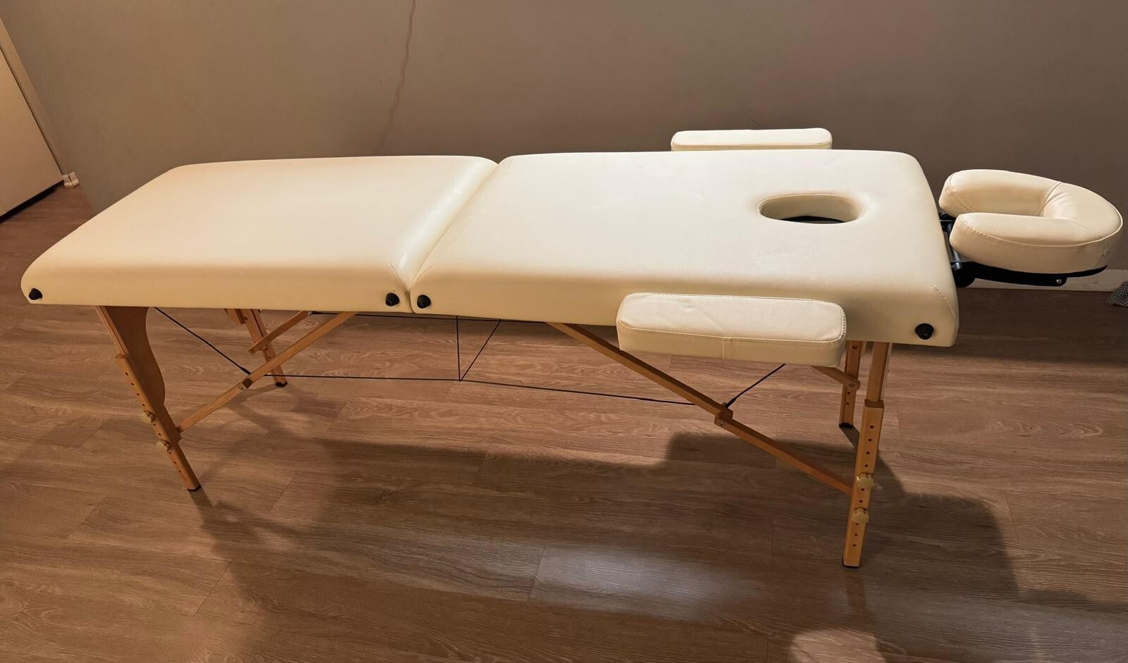 white portable massage table perfect condition