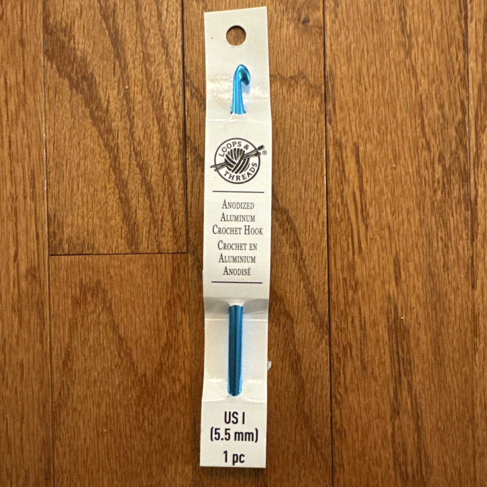 Michael’s Loops & Threads Anodized Aluminum Crochet Hook US I 5.5 mm Blue NEW