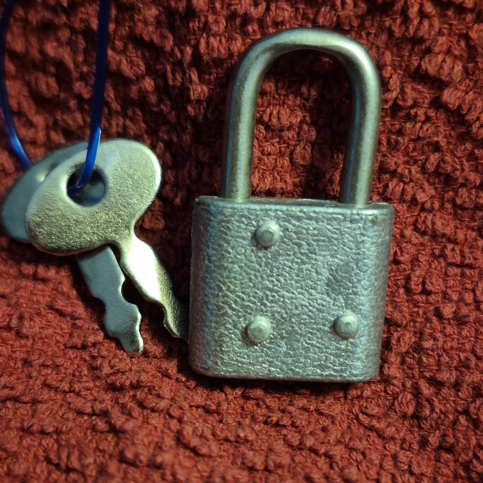 Small Silver Metal Keyed Padlock Matte Finish 2 Keys 1in x 1.5in×1.5in