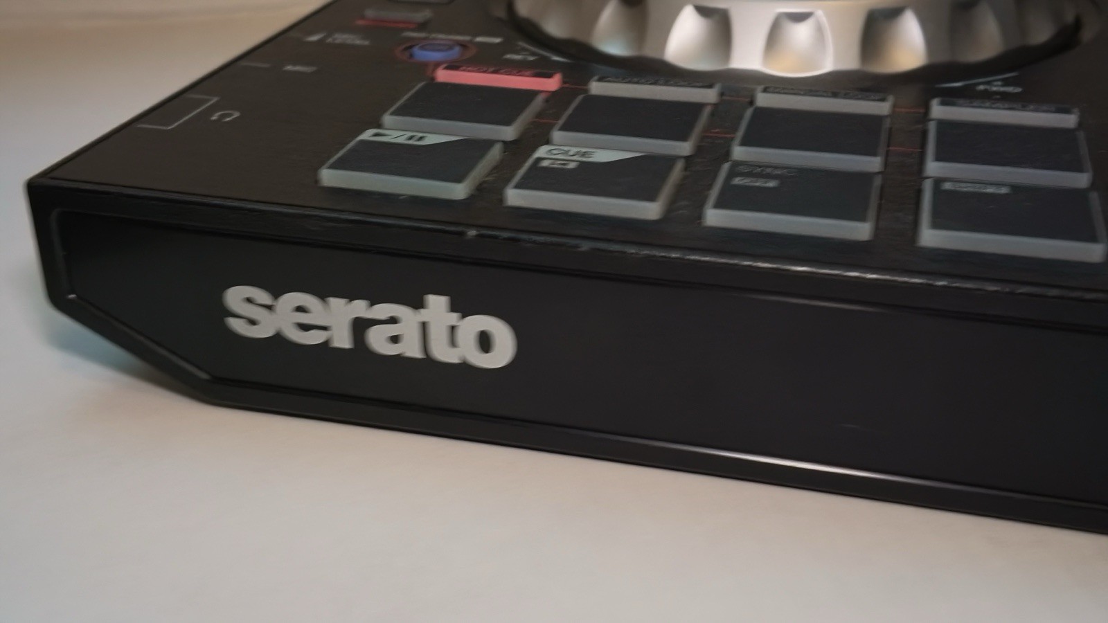 Pioneer DJ DDJ-SB2 Serato 2-Channel 2-Deck DJ Controller powers on