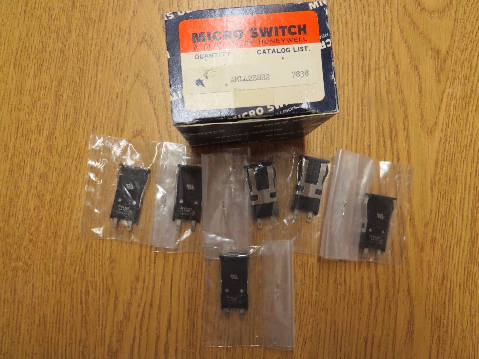 Lot of 6 Microswitch AML42SBJ2  (2.4VDC  25mA)