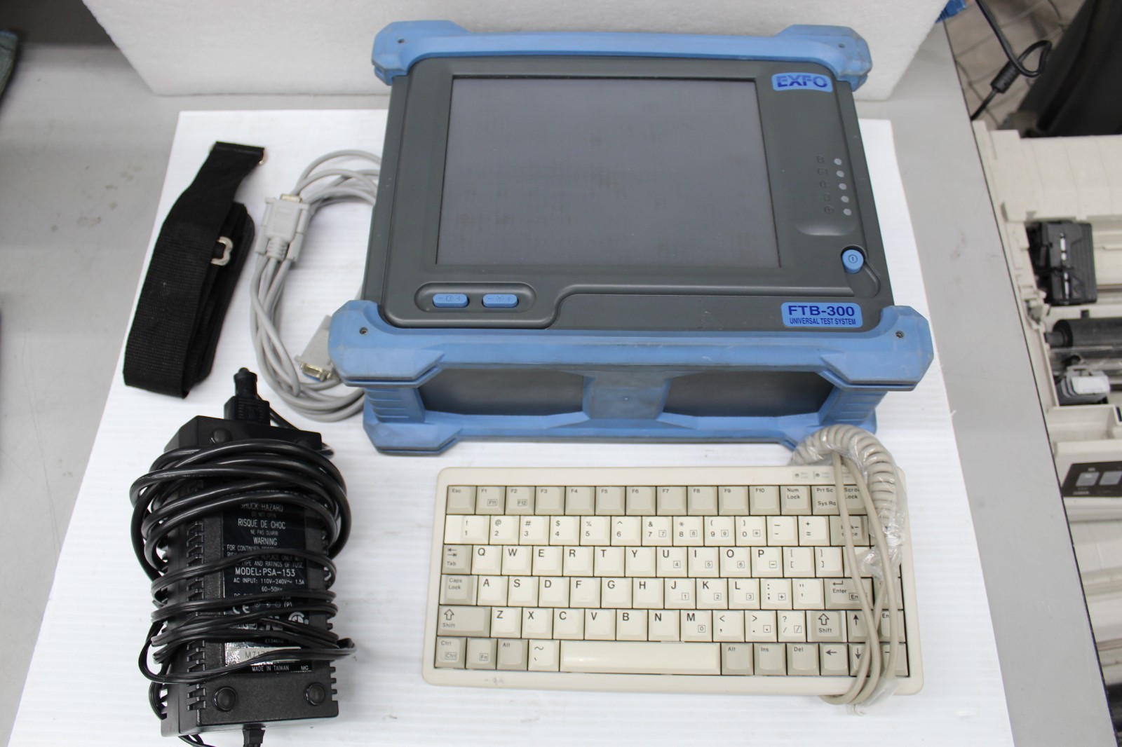 EXFO FTB-300 Universal Test System OTDR w/ FTB-7400 Module Keyboard and Case