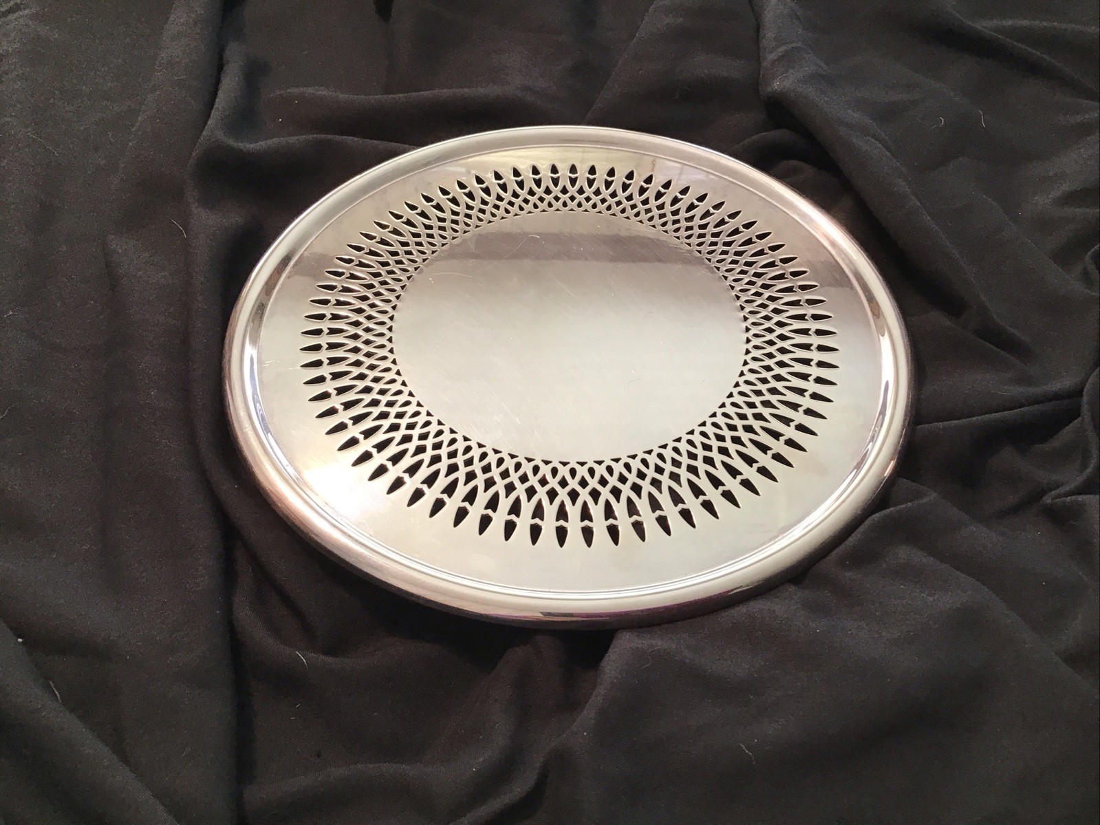 VTG Newport Silver Plate Footed Round Trivet 7.5” YB11