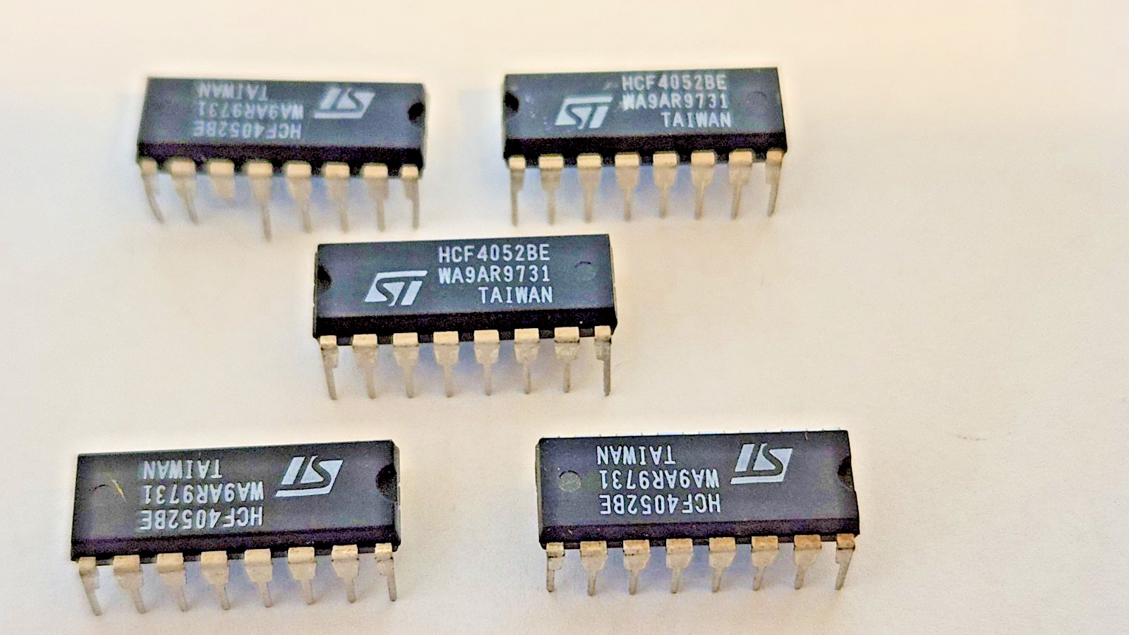 ST IC HCF4052BE DIP-16  (SET OF 5) USED IN VARIOUS APPLICATIONS