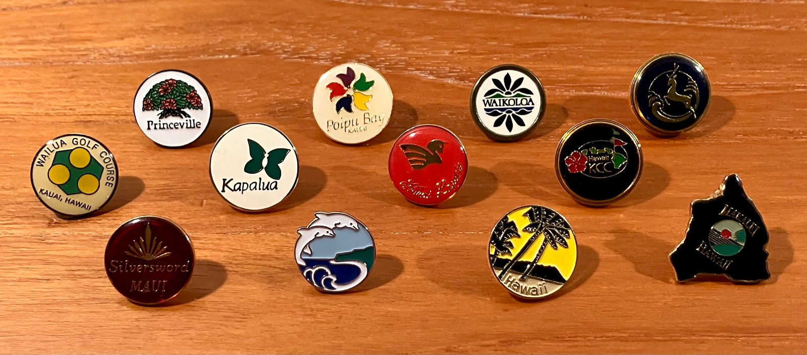 Lot of 12 (1 Dozen) Hawaii Golf Clubs Resorts Metal Stem Logo Golf Ball Markers