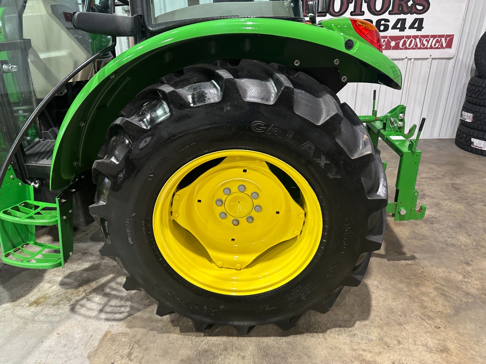 2022 JOHN DEERE 5065E CAB (520 M LOADER) (239 HOURS)