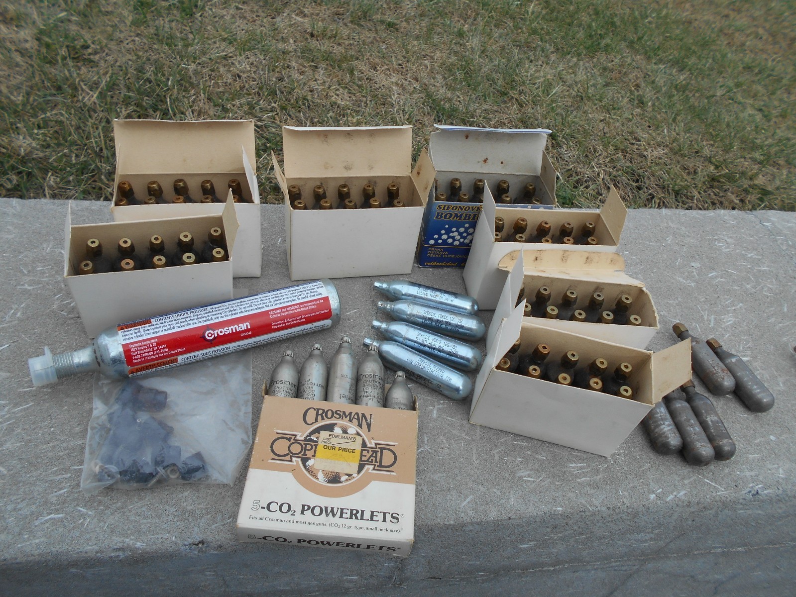 HUGE LOT of CO2 Cartrages Threaded & Unthreaded OVER 80 Piece's