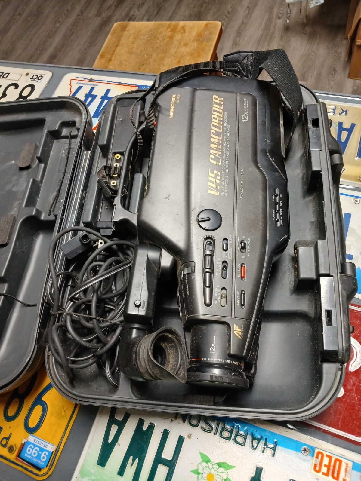 VINTAGE VHS CAMCORDER KIT SM-4400 POWERS COMPLETE, IT HAS NOT BEEN TESTED
