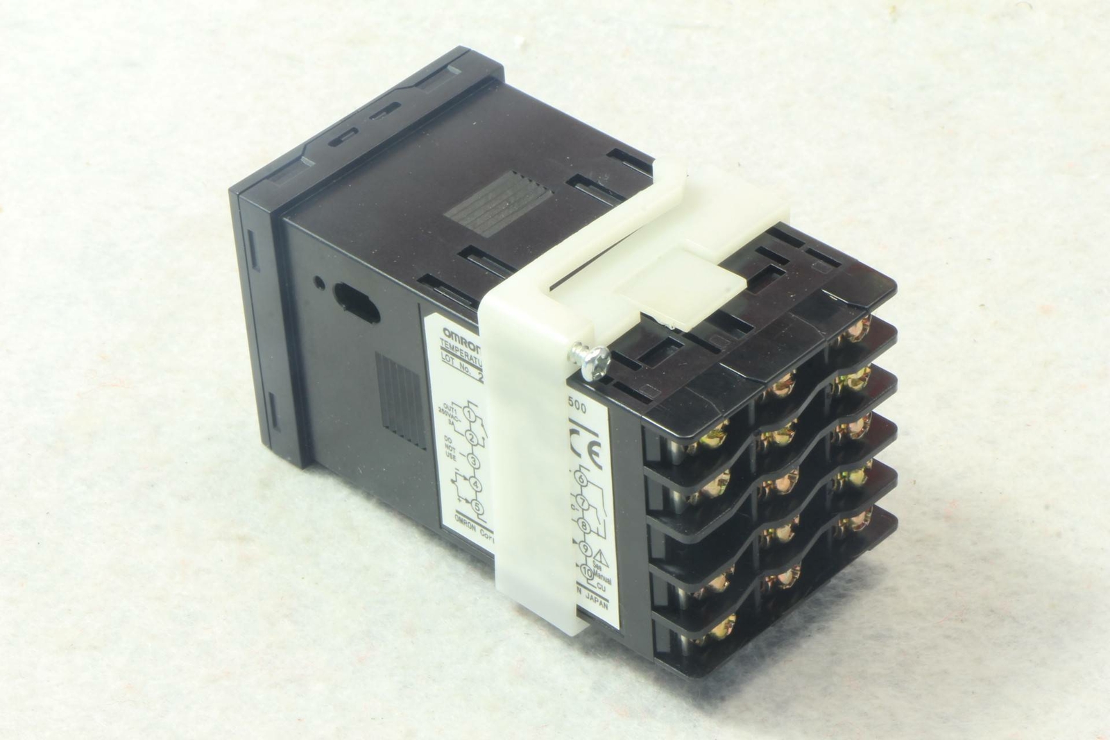 1PCS New Omron Temperature Controller E5CN-R2MTC-500 100-240VAC