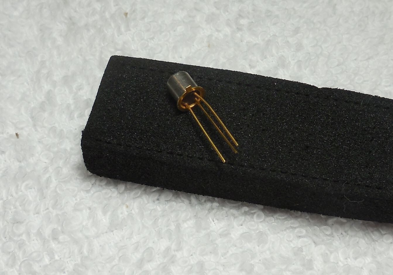 Qty(10) NOS 2N930 Tex Inst NPN Silicon Transistor Gold Leads TO-18 Low Noise