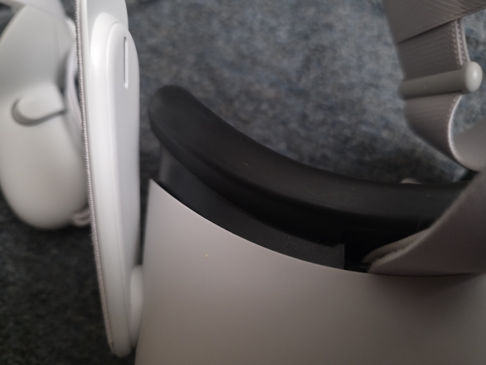 Meta Quest 2 Virtual Reality Headset