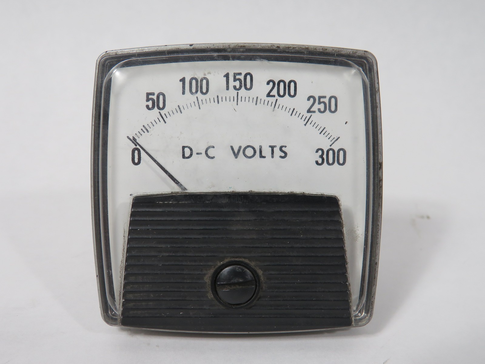 Yokogawa DC Voltmeter 0-300VDC 2-1/2" Diameter Taut Band 250220RXRX USED