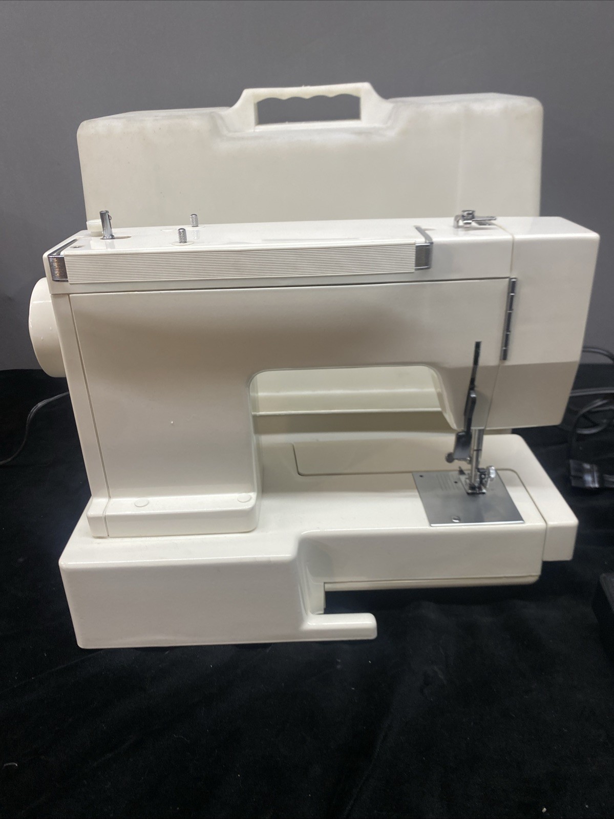 NECCHI 3537 SEWING MACHINE w/Foot Pedal Case Manual And Extra