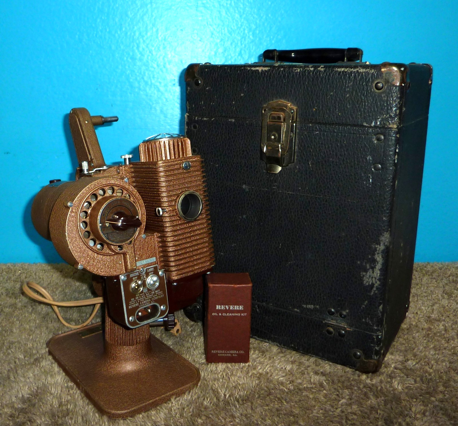 Revere Model 85 Deluxe 8mm Projector w/ Accessories