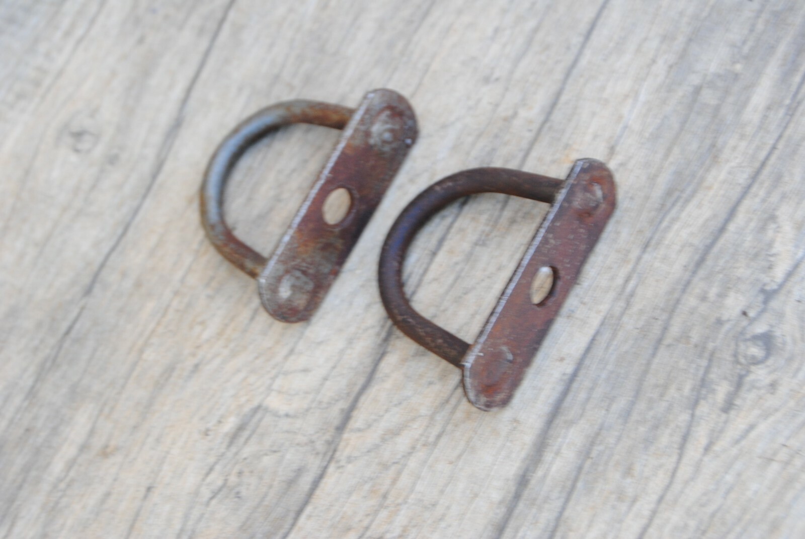 Vtg pair rusty iron D shape ring hook door handle horse tie hitching post ring
