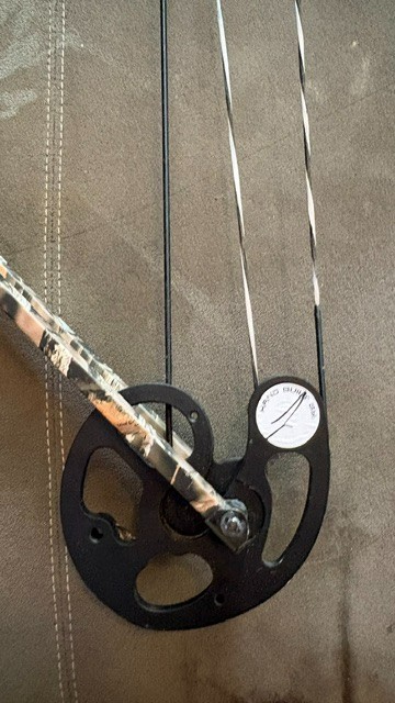 Genesis Archery Bow, Right handed, Perfect Condition, working, Camo