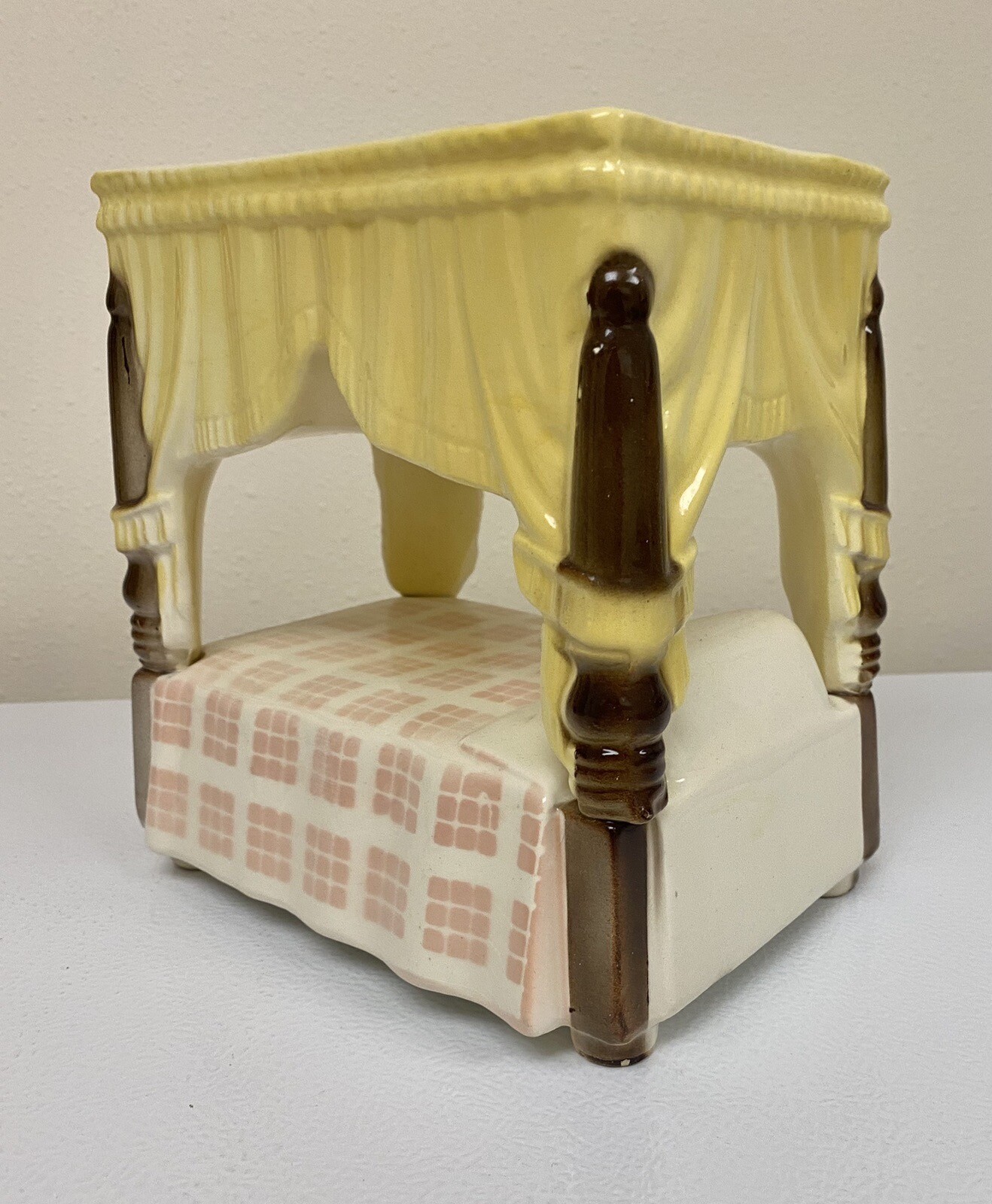 SHAWNEE POTTERY POSTER BED PLANTER YELLOW DRAPERY PINK CHECKER BED SPREAD NICE!