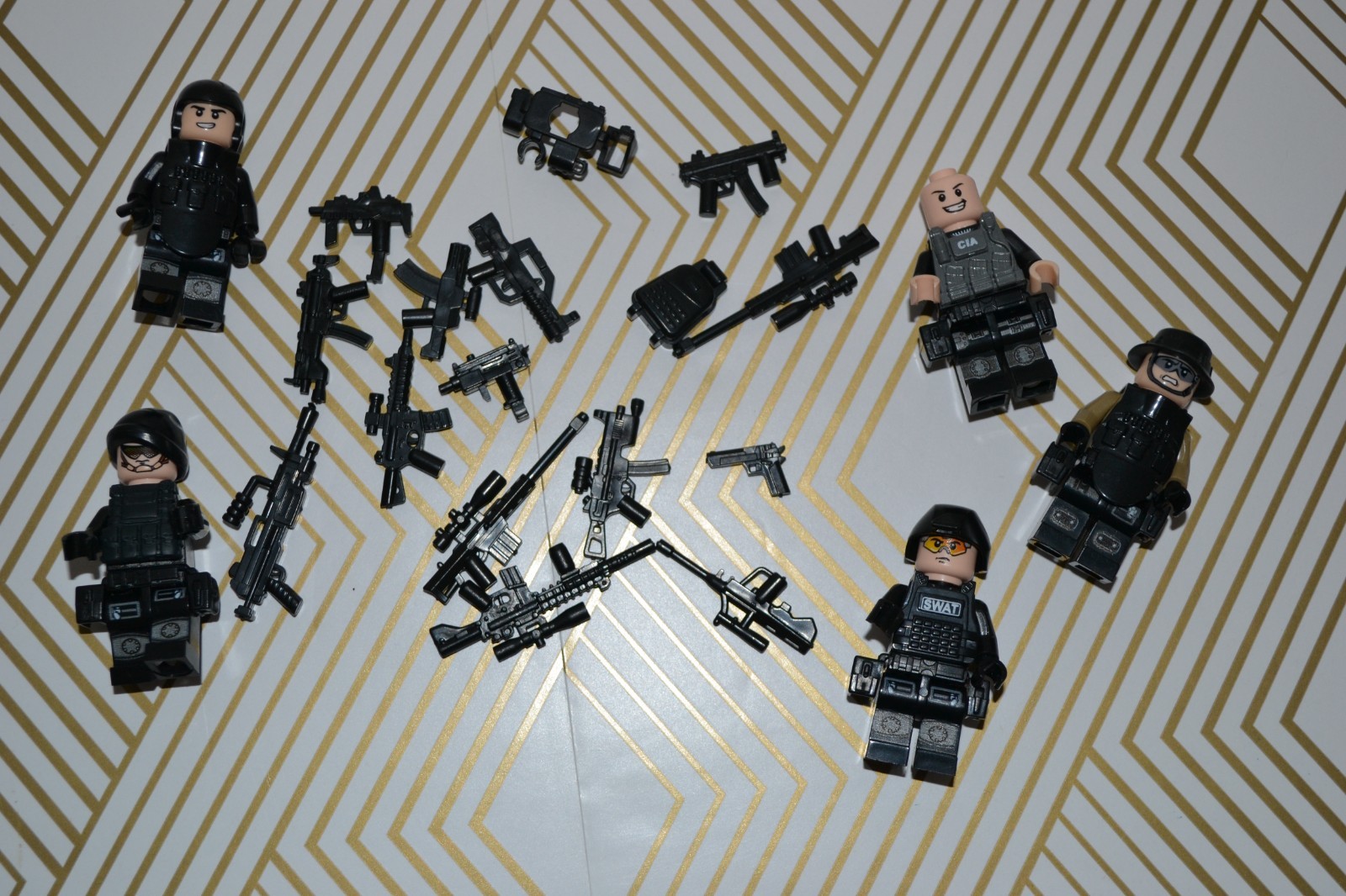 Mixed lot of off brand Lego like mini figures/ accessories (soldiers/police) 527