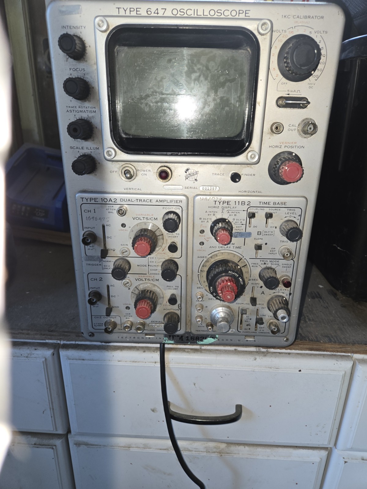 Oscilloscope Type 647A 1960’s (POWERS ON)